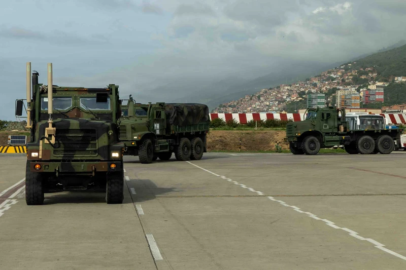 Un convoy de camiones t�cticos 6x6 Oshkosh MTVR del BLC-8 en el Aeropuerto de Maiquet�a. (Cr�ditos: SOUTHCOM)